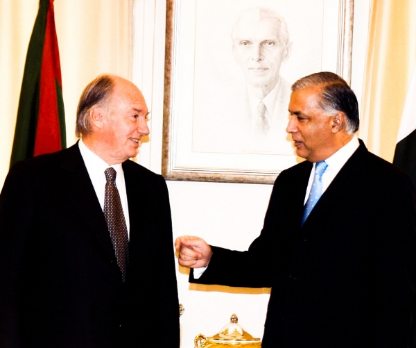 ... Prime Karm Aga Khan IV with Prime Minister Shaukat Aziz